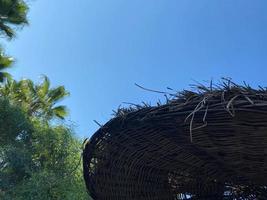 cannuccia ombrello su bellissimo spiaggia sfondo vicino foto