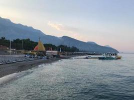 bellissimo di legno pontone su il mare per immersione, prendere il sole e nuoto nel un' tropicale mare ricorrere foto