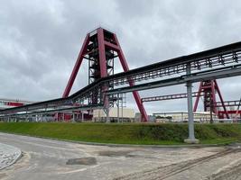 chimico industria pianta - lavoratori nel opera Abiti nel un' raffineria con tubi e macchinari foto