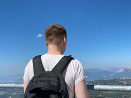 un' turista sembra a il montagne e foresta a partire dal un osservazione ponte nel il Alpi foto