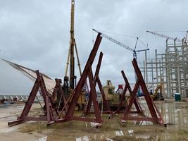 costruzione di un' edificio a partire dal metallo strutture. preparazione di il tetto. saldatura opera. unendo acciaio travi foto