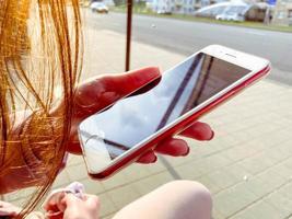 vicino su di Da donna mani Tenere cellula telefono con vuoto copia spazio ghiaione per il tuo pubblicità testo Messaggio o promozionale contenuto, fricchettone ragazza Guardando video su mobile Telefono durante caffè rompere. foto