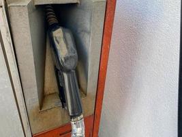 Riempimento colorato pistole a un' gas stazione per rifornimento carburante un' auto con carburante, benzina, diesel foto