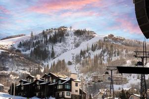 assunzione il gondola per il superiore di il montagna nel ordine per sciare indietro giù a un' tipico sciare ricorrere nel il Colorado montagne. foto