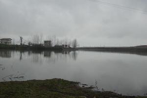 riflessione di nuvole nel il lago foto