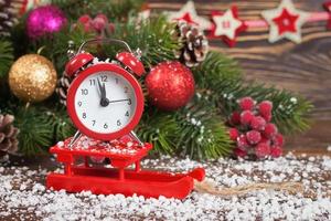 allarme orologio con neve e Natale decorazioni foto