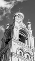 chiesa cristiana croce nell'alta torre del campanile per la preghiera foto