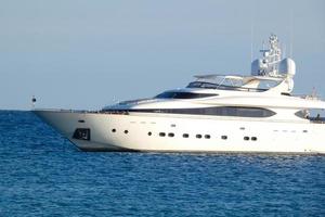 moderno yacht ancorato nel il mezzo di un' baia su il costa brava foto