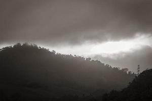 bellissima alba sulle montagne angra dos reis brasile. foto