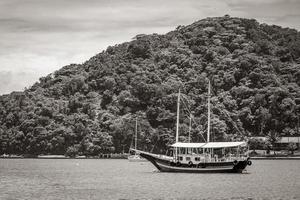 barche navi e gite in barca abraao beach ilha grande brazil. foto