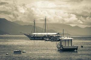 barche navi e gite in barca abraao beach ilha grande brazil. foto