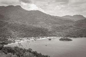 grande isola tropicale ilha grande abraao beach panorama brasile. foto