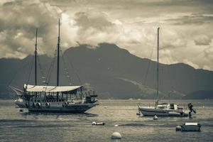 barche navi e gite in barca abraao beach ilha grande brazil. foto