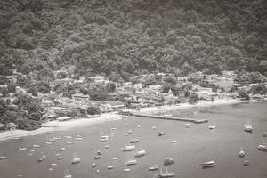 grande isola tropicale ilha grande abraao beach panorama brasile. foto