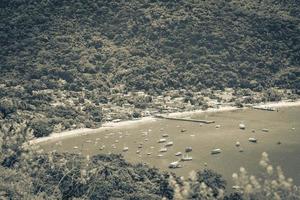 grande isola tropicale ilha grande abraao beach panorama brasile. foto