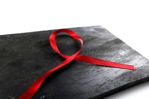 nastro rosso aids su sfondo di legno vecchio foto