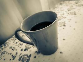 rosso tazza di caffè su nonne tavolo. angra dos reis. foto