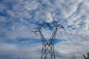 metallo torri, ingegneria lavori quello supporto il rame cavi quello trasportare elettricità. foto