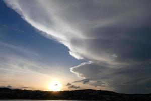 sparpagliato nuvole nel il cielo indicando un' modificare nel tempo atmosferico. foto