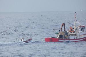 pesca nave ritorno a partire dal pesca nel il mediterraneo mare. foto