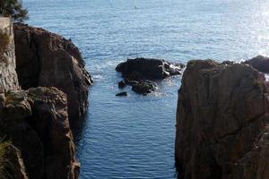 rocce e mare nel il catalano costa brava, mediterraneo mare, blu mare foto