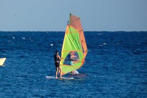 praticante windsurf nel il mediterraneo mare, calma mare foto