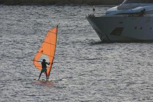 praticante windsurf nel il mediterraneo mare, calma mare foto