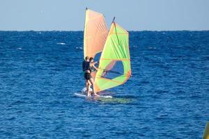 praticante windsurf nel il mediterraneo mare, calma mare foto