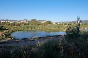 llobregat fiume e adiacente strade nel il baix llobregat regione molto vicino per il città di barcellona. foto