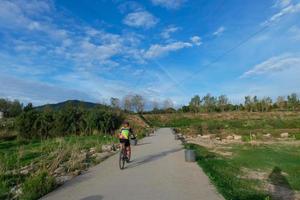 llobregat fiume e adiacente strade nel il baix llobregat regione molto vicino per il città di barcellona. foto