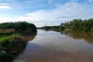 llobregat fiume e adiacente strade nel il baix llobregat regione molto vicino per il città di barcellona. foto