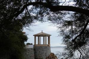 pietra gazebo nel davanti di il mare foto