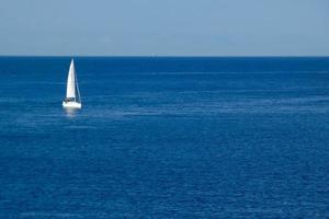 barca a vela andare in barca nel il mediterraneo mare, calma acque foto