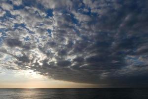 tramonto o Alba, contrasti e luci nel il orizzonte, contrasti foto