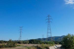 metallo torri, ingegneria lavori quello supporto il rame cavi quello trasportare elettricità. foto