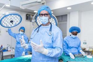 ritratto di maschio chirurgo indossare chirurgico maschera nel operazione Teatro a Ospedale. assistenza sanitaria lavoratori nel il coronavirus covid19 pandemia foto