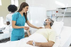 professionale medico consulenza e confortante anziano paziente nel ospedale letto o consiglio diagnosi Salute. medico medico o infermiera Tenere anziano pazienti mani e confortante lui foto