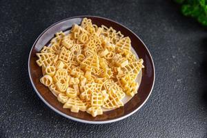 pasta Natale forma festivo cibo abete rosso, stella, babbo natale, pupazzo di neve delizioso merenda salutare pasto cibo merenda su il tavolo copia spazio cibo foto