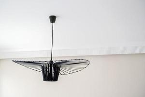 moderno lampadario decorazione nel bianca vivente camera foto