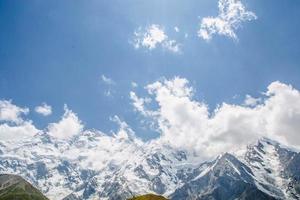 Fata prati nanga parbat blu cielo nuvole bellissimo paesaggio montagne Visualizza foto