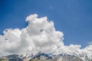 Fata prati nanga parbat blu cielo nuvole bellissimo paesaggio montagne Visualizza foto