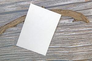 a5 carta saluto carta modello su di legno sfondo foto