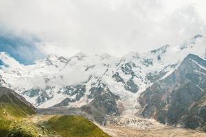 Fata prati nanga parbat bellissimo paesaggio montagne Visualizza foto