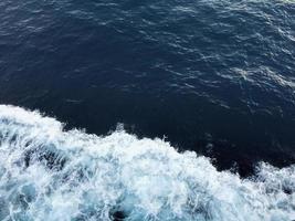 il onde di il mare acqua. oceano sfondo foto