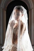 elegante sposa nel un' nozze vestito foto