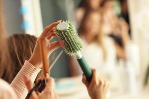 parrucchiere con capelli spazzola foto