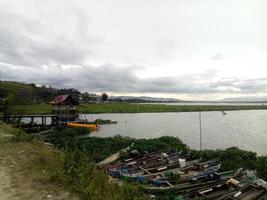 pesca Barche pendente su il porto nel il pomeriggio foto