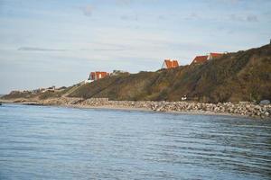 costiero paesaggio nel Danimarca con sabbioso spiaggia e onde nel il oceano. oceano paesaggio foto