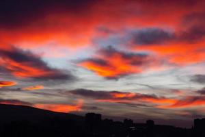 bellissimo Alba rosso giallo nuvole foto