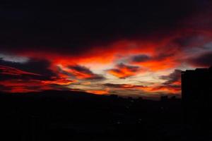 bellissimo Alba rosso giallo nuvole foto